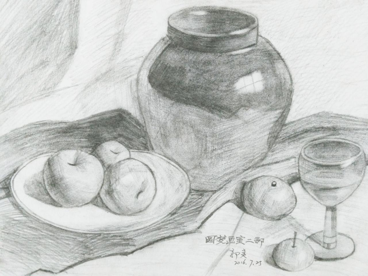 陶罐、盘子、玻璃杯、苹果、盘子 静物素描 郭奕画