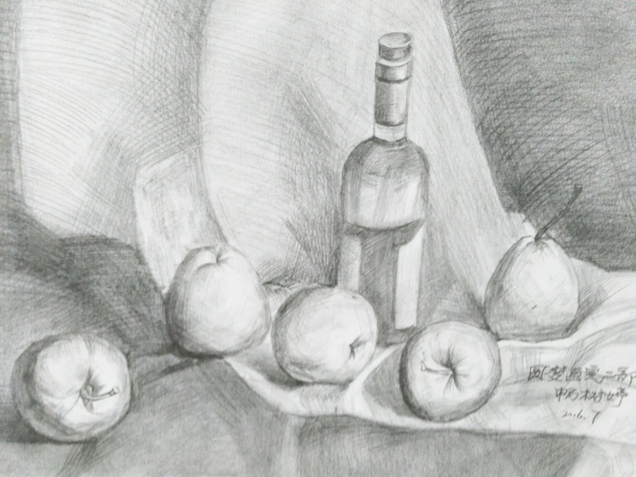 苹果、梨、白酒瓶 静物素描 畅树婷画