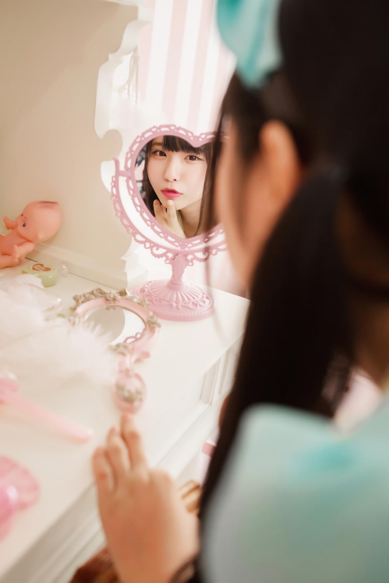 谷口彩菜在梳妆柜前照镜子