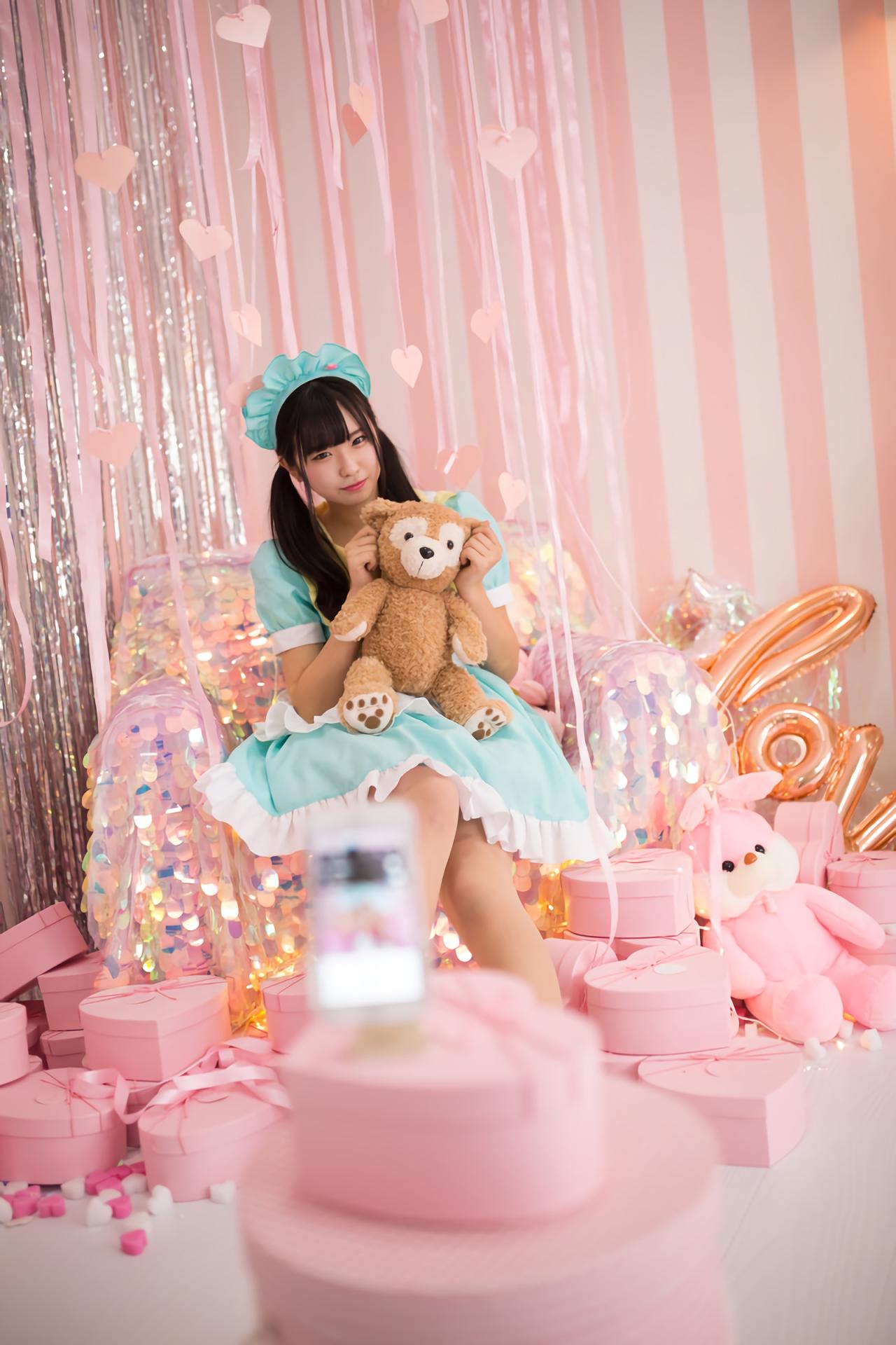 谷口彩菜抱着小熊坐在沙发上 身旁放满了粉色桃心礼盒 全身照
