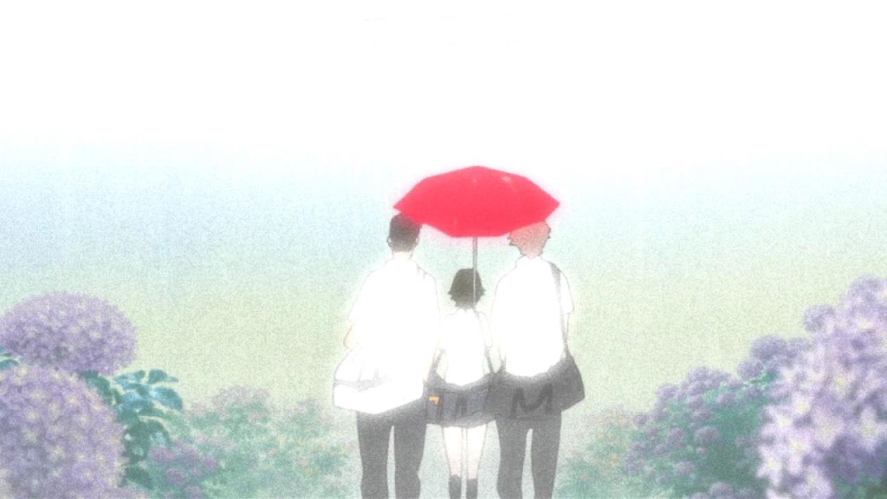 两个男生和一个女生撑着红伞的背影
