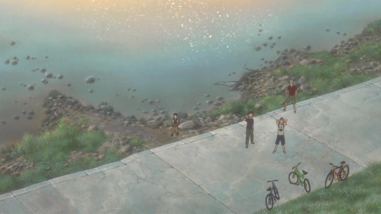 放下自行车，在河岸边扔石头的小孩子们