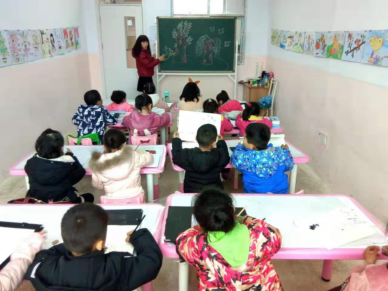 圆梦画室一部幼小班的学生正在学习儿童画