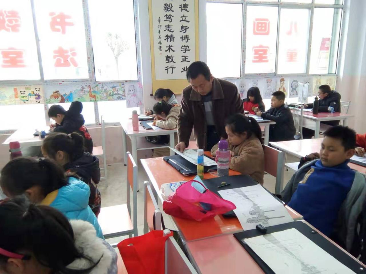 老师正在辅导一部初级班的学生的课堂作业