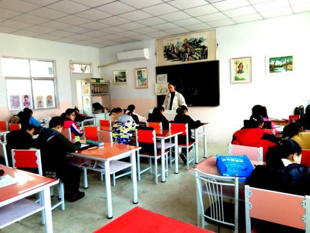圆梦画室提高班的学生正在完成课堂作业