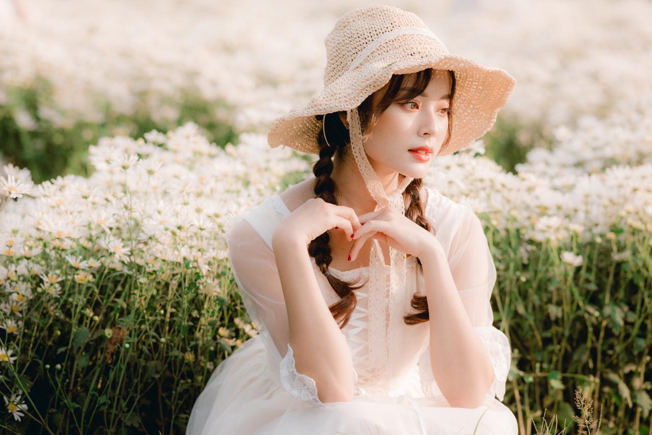 双马尾麻花辫穿着白色连衣裙花戴着草帽少女 蹲坐在雏菊的花海之中 正面照 4/3 侧面 蹲姿 斜侧面照
